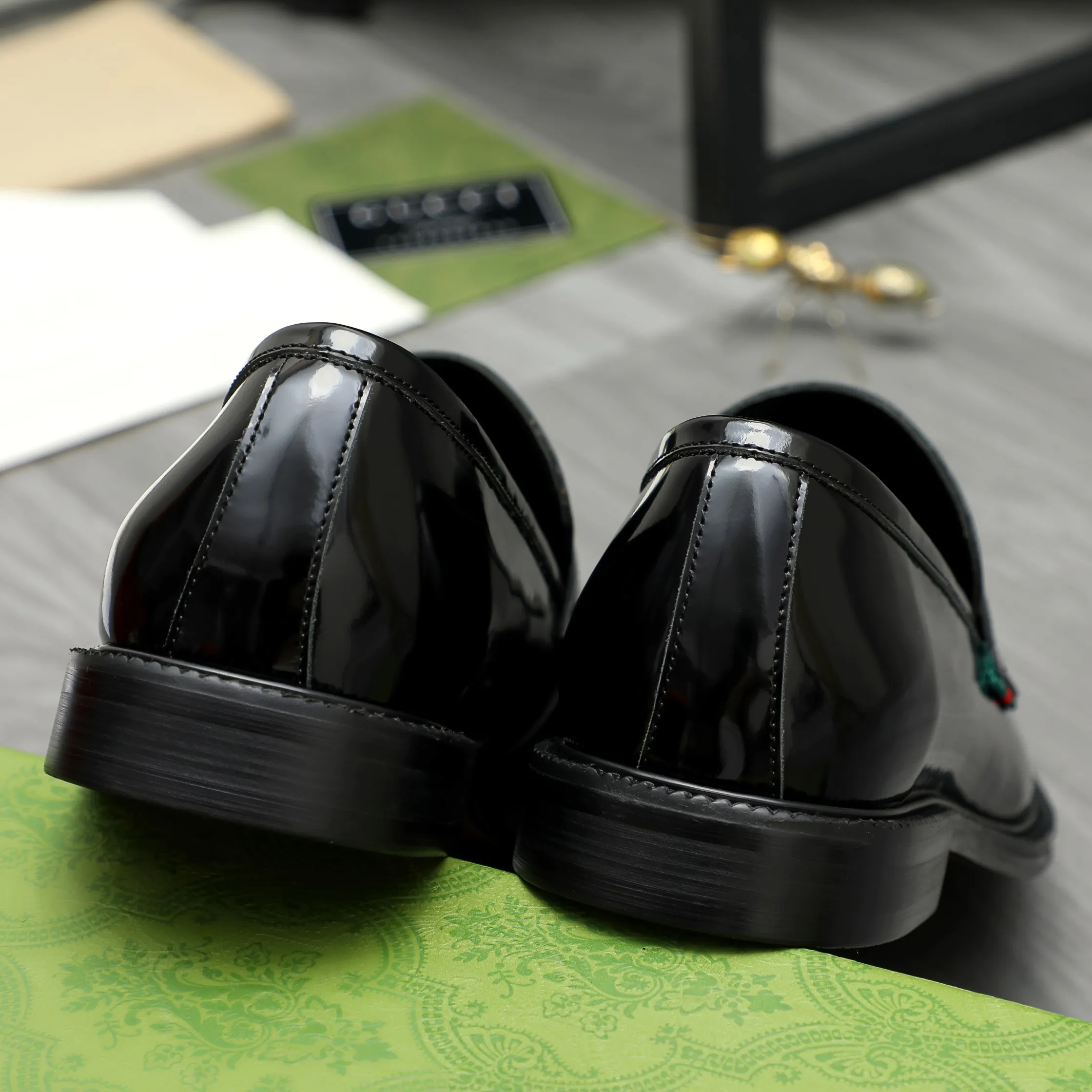 Men's shoes 💰500 Product trademark: GUCCI "Gucci" business slip-on leather shoes Regular size: 38-44 (45.46 custom-made, non-returnable) Product materials: Selected lacquered cowhide upper, cowhide lining, original rubber outsole